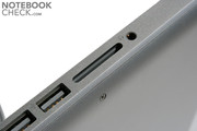 FireWire yuvası yanındaki SD kart okuyucu beyaz MacBook ile değişik olan taraflardan.