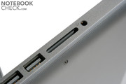 FireWire yuvası yanındaki SD kart okuyucu beyaz MacBook ile değişik olan taraflardan.