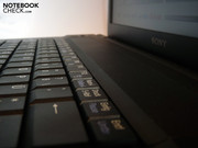 Klavyenin üzerine yerleştirilmiş hoparlörler bir ofis notebooku için şaşırtıcı derecede iyi.