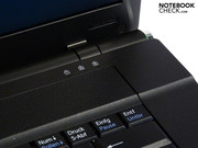 Sony'nin yeni tasarım özelliklerinden biriside klavyenin biraz daha düşük pozisyona yerleştirilmiş olması.