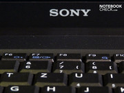 Sony bu sefer "chıclet" dıye tabır edılen küçük, plastik klavye takımı yerine alışıldık bir klavye takımı kullanmış.