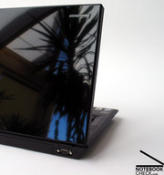 İlk bakıştıa SL500 tipik bir Thinkpad gibi gözükmüyor. Bunun sebebi ise kullanılan parlak yüzeyler.
