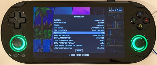 Anbernic RG Vita Pro'nun temel özelliklerini gösteren bir resim.