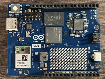 Sağ altta konumlandırılmış LED matrisi ile birlikte mevcut bağlantıları zaten görebilirsiniz (resim kaynağı: Notebookcheck)