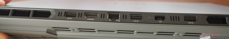 Arka taraf: 3x USB-A 3.2 Gen1, HDMI 2.1, RJ-45, güç kaynağı