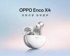 Beyaz renk seçeneğindeki Oppo Enco X4 kulaklıkları gösteren bir tanıtım görseli.