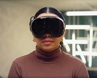Oyuncunun başındaki Steam Frame VR başlığı