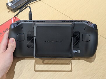 Intel Arc G3 Extreme donanımlı OneXPlayer Apex Air'in çıkarılabilir pili