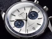 Timex Marlin Jet Chronograph TW2Y89900 modelinin gümüş-beyaz kadranını, lacivert alt kadranlarını, aplike saat indekslerini, baton ibrelerini, takimetre skalasını ve tarih penceresini gösteren yakın çekimi.