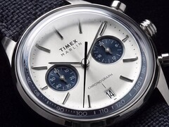 Timex Marlin Jet Chronograph TW2Y89900 modelinin gümüş-beyaz kadranını, lacivert alt kadranlarını, aplike saat indekslerini, baton ibrelerini, takimetre skalasını ve tarih penceresini gösteren yakın çekimi.
