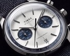 Timex Marlin Jet Chronograph TW2Y89900 modelinin gümüş-beyaz kadranını, lacivert alt kadranlarını, aplike saat indekslerini, baton ibrelerini, takimetre skalasını ve tarih penceresini gösteren yakın çekimi.
