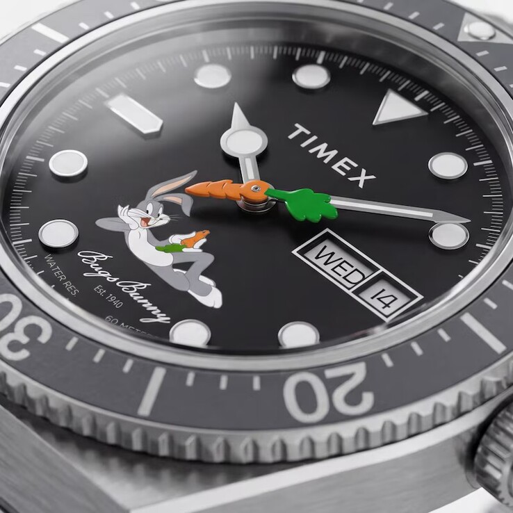 Bugs Bunny’yi ve havuç şeklindeki saniye ibresini öne çıkaran Timex Looney Tunes x M79 Automatic’ın siyah kadranının yakın çekimi,