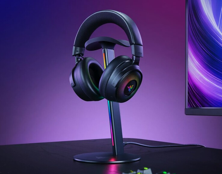 Razer Base Station V3 Chroma, uyumlu kulaklıkları güvenli bir şekilde tutmak için kavisli, kaymayı önleyen bir çıkıntıya sahiptir.