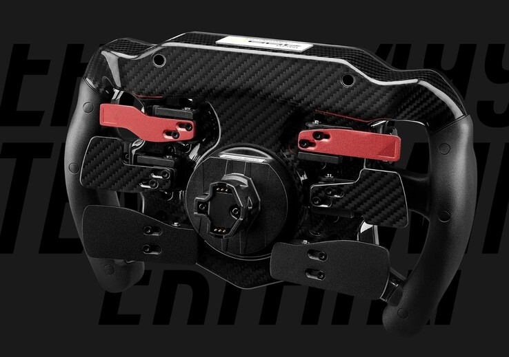 Thrustmaster Ferrari 499P direksiyon seti, çift karbon fiber vites pedalı ve dört adet analog metal pedala sahiptir.