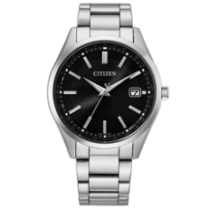 Citizen CB0300-53E radyo kontrollü Eco-Drive saat, güneş ışınları desenli siyah kadran, 40 mm paslanmaz çelik kasa, üç halkalı bileklik ve saat 3 konumunda tarih penceresi ile öne çıkar.