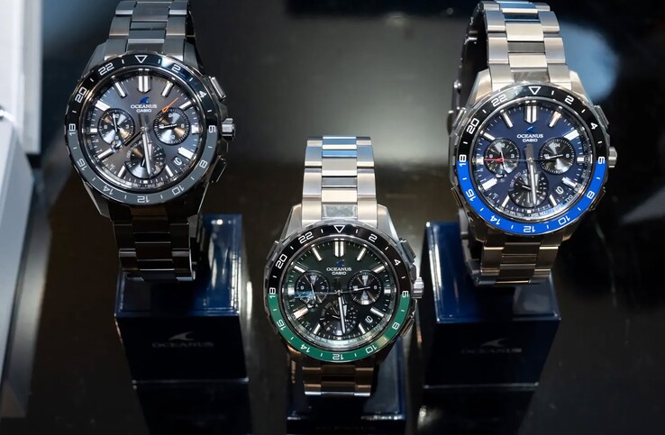 Mavi, yeşil ve siyah renkli üç adet Casio Oceanus OCW-P3000 saat yan yana dizilmiştir.