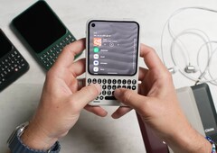 Bir klavyesi olmasına rağmen, Clicks Communicator nispeten kompakt bir cihazdır.