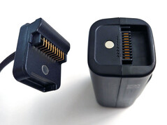 Mıknatıslar kabloyu aküye tutturmaya yardımcı olur. (Resim kaynağı: Notebookcheck)