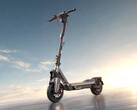 Segway Max G3 Plus elektrikli scooter, 2.200 W'lık güç artırma modu ile piyasaya çıkıyor ve 0-15 mil/saat hızlanmasını 2,4 saniyede tamamlıyor.