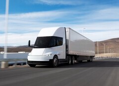 Tesla, Nevada eyaletinin Sparks kentindeki fabrikasından seri üretim Semi kamyonlarının teslimatlarına başladı