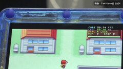 Pokémon çalıştıran şeffaf mavi FPGBA SP el konsolunun yakın çekimi; 59.74 FPS sayacı görünüyor.