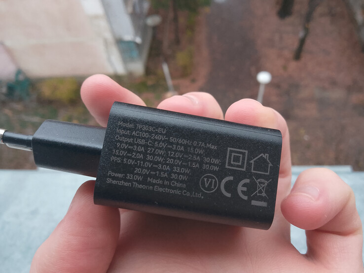 Telefon kesinlikle düşmekten korkmuyor ama şarj aleti korkuyor olabilir. (Resim kaynağı: Sergey Tarasov - Notebookcheck)