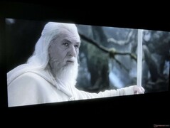Gandalf'ın saçı gibi zor bölgelerde ayrıntılar netliğini koruyor. Ayrıca, asasının etrafında renk bandı veya haloing yok. (Görsel: New Line Cinema'dan Yüzüklerin Efendisi: Kralın Dönüşü)