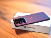 Motorola Edge 70 Pro ince bir tasarıma sahip olmasına rağmen, yine de büyük bir bataryaya ve kablosuz şarj özelliğine sahiptir.