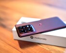 Motorola Edge 70 Pro ince bir tasarıma sahip olmasına rağmen, yine de büyük bir bataryaya ve kablosuz şarj özelliğine sahiptir.