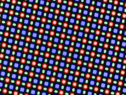 OLED ekran, bir kırmızı, bir mavi ve iki yeşil ışık diyotuna dayanan bir RGGB alt piksel matrisi kullanır.