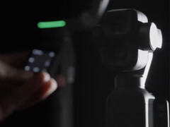 Arka planda DJI Osmo Pocket 4P.