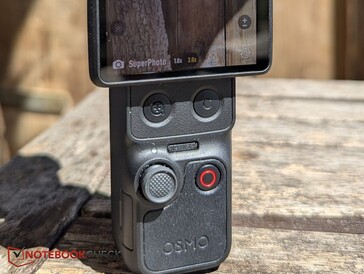 C düğmesi, joystick'i gimbal kontrolü ile yakınlaştırma arasında değiştirir.