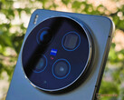 Vivo X300 Ultra'ya arkadan bir bakış.