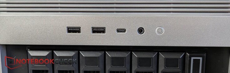 Ön: 2x USB-A 3.0, USB-C 3.0, Kulaklık girişi
