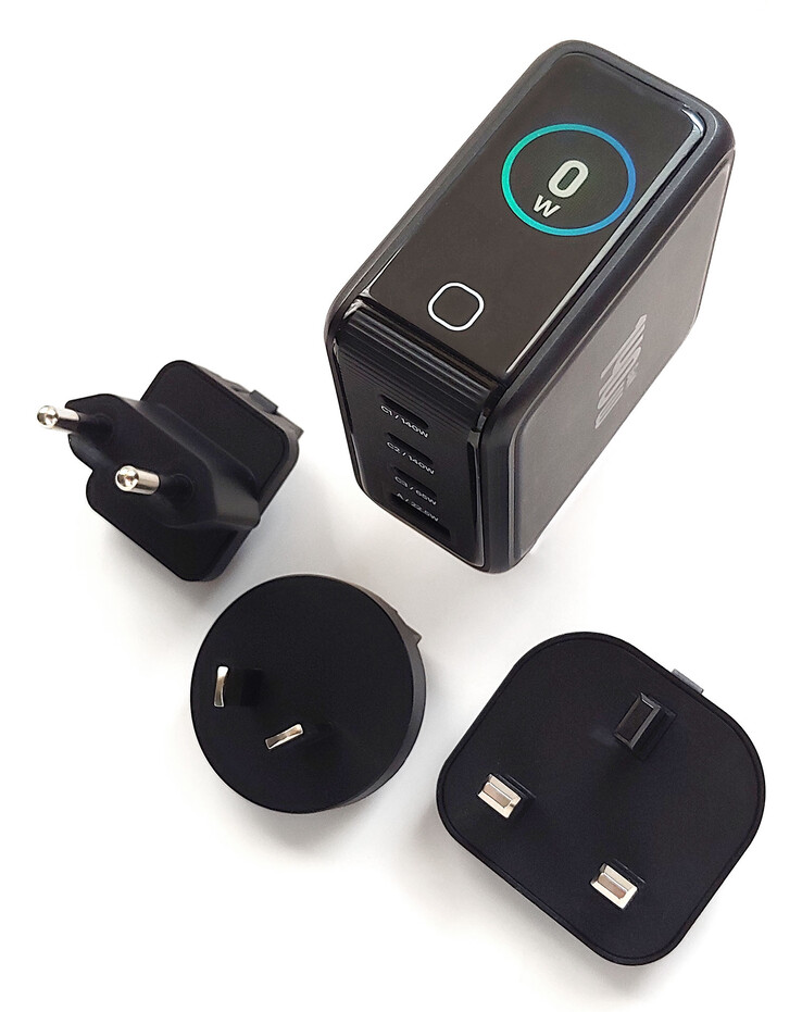 AC adaptörleri ile önden görünüm.