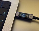 Yatay modda dijital ekranlı Ugreen 240W USB-C - USB-C Kablosu