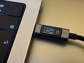 Yatay modda dijital ekranlı Ugreen 240W USB-C - USB-C Kablosu