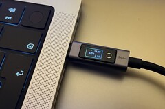 Yatay modda dijital ekranlı Ugreen 240W USB-C - USB-C Kablosu