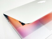 Apple'ın gelecekte hem LCD ekranlı bir MacBook Pro hem de OLED ekranlı bir MacBook Ultra sunması bekleniyor.