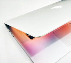 Apple'ın gelecekte hem LCD ekranlı bir MacBook Pro hem de OLED ekranlı bir MacBook Ultra sunması bekleniyor.