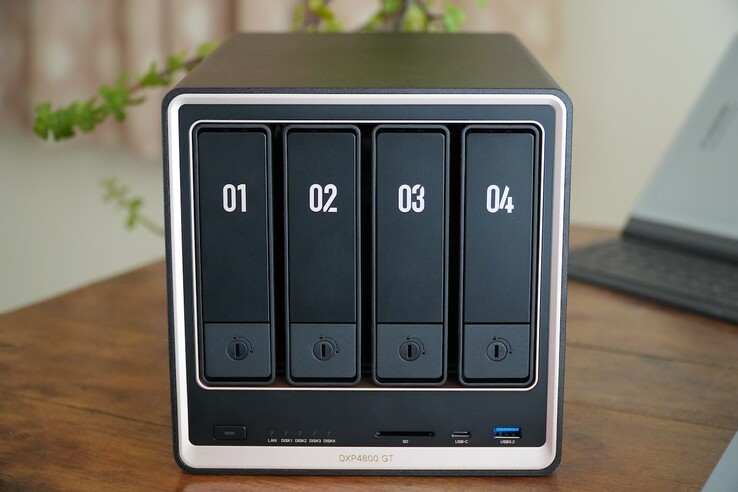 Ugreen NASync DXP4800 GT, iki adet 10 GbE bağlantı noktası sunar