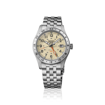 Krem rengi kadranlı Seiko 5 Sports Field GMT HDB002 modelinin önden görünümü