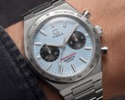 Timex Q Timex Continental Chronograph TW2Y92400 modelinin bileğe takılmış halinin yakın çekimi; saat, buz mavisi radyal CD tarzı kadran, siyah alt kadranlar, gümüş takimetre çerçeve ve entegre paslanmaz çelik bilezik ile donatılmıştır.