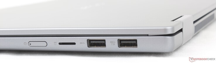 Sağ tarafta: Güç düğmesi, MicroSD okuyucu, 2x USB-A 3.2 Gen 1 (5 Gbps)