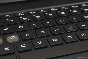 Membran tabanlı tuşlardan nispeten keskin geri bildirim