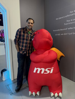 MSI'nın maskotu, ejderha Lucky ile.