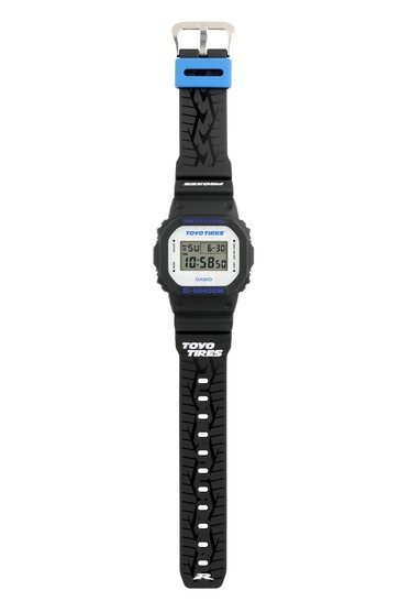 Casio G-Shock DW5600TT25-1 x Toyo Tires sınırlı üretim saatin önden görünümü.