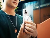 Godox A2 ksenon flaş, Qi2 ve MagSafe akıllı telefonlara manyetik olarak takılır.