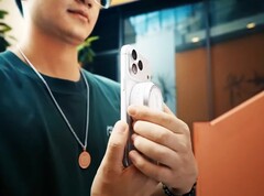 Godox A2 ksenon flaş, Qi2 ve MagSafe akıllı telefonlara manyetik olarak takılır.