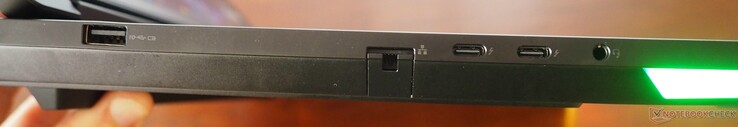 Sol: USB-A 3.2 Gen2, 2.5 GbE RJ-45, 2x Thunderbolt 5 (PD ve DP 2.1 dahil), 3.5 mm ses çıkışı